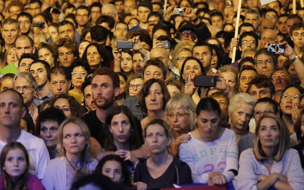 Thousands attend a rally marking 20 years since the assassination of the late Israeli Prime Minister Yitzhak Rabin at Tel Aviv's Rabin Square on October 31, 2015. (Miriam Alster/Flash90)