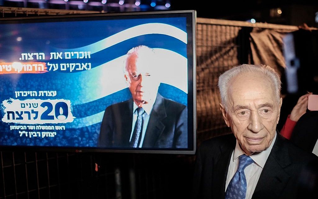 Former president Shimon Peres speaks with the media during a rally marking 20 years since the assassination of prime minister Yitzhak Rabin at Tel Aviv's Rabin Square on October 30, 2015. (Photo by Tomer Neuberg/Flash90)