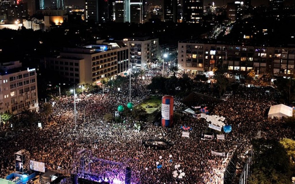 Thousands attend a rally marking 20 years since the assassination of the late Israeli Prime Minister Yitzhak Rabin at Tel Aviv's Rabin Square on October 31, 2015. (Tomer Neuberg/Flash90)