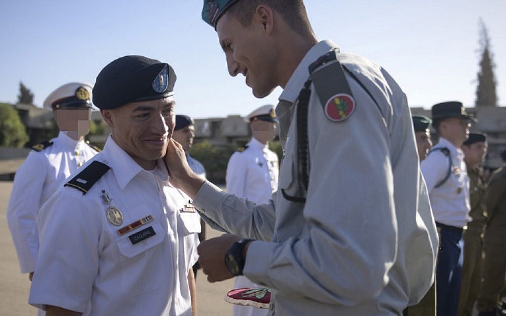 US Army 1st Lt. Mauricio Jesus Izaguirre completes the IDF's officer training course outside of Mitzpe Ramon on Oct. 21, 2015. (Hadar Ben-Simon/IDF Spokesperson's Unit) US Army 1st Lt. Mauricio Jesus Izaguirre completes the IDF's officer training course outside of Mitzpe Ramon on Oct. 21, 2015. (Hadar Ben-Simon/IDF Spokesperson's Unit)