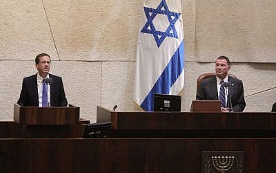 Opposition leader Issac Herzog addresses the Knesset plenum on the security situation, hours after three Israelis were killed in terror attacks, on October 13, 2015. (Photo from Knesset Spokesman)