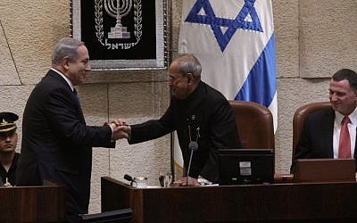 Indian President Pranab Mukherjee shakes the had of Israeli Prime Mininster Benkamin Netanyahu from the podium of the Knesset , October 14, 2015 (Photo courtesy of Knesset Spokesman)