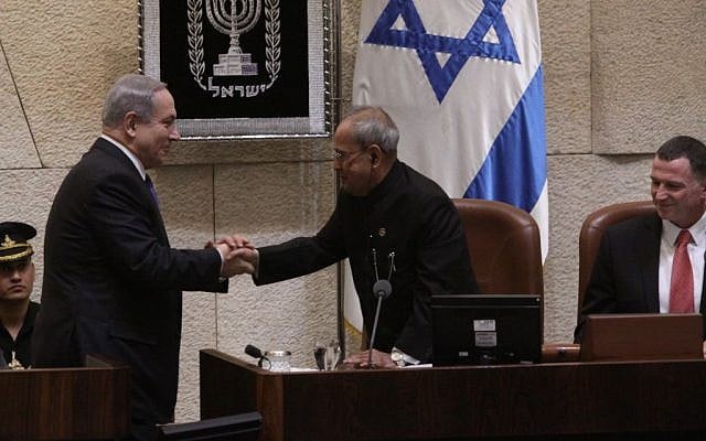 Indian President Pranab Mukherjee shakes the had of Israeli Prime Mininster Benkamin Netanyahu from the podium of the Knesset , October 14, 2015 (Photo courtesy of Knesset Spokesman)