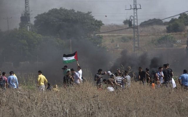 Palestinians gather during clashes with Israeli soldiers on the border near Gaza City, Friday, Oct. 9, 2015. (AP/Khalil Hamra) Palestinians gather during clashes with Israeli soldiers on the border near Gaza City, Friday, Oct. 9, 2015. (AP/Khalil Hamra)