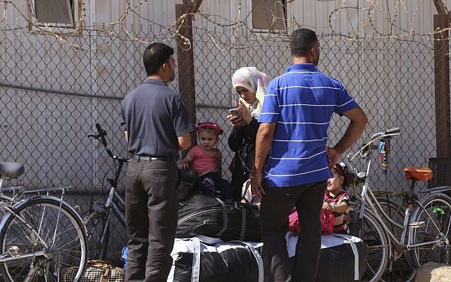 Syrian refugees wait to sign up for a return bus to the Syrian border, at the UN-run Zaatari refugee camp near Mafraq, northern Jordan on Oct. 1, 2015. (AP/Raad Adayleh)
