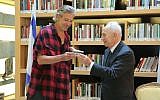 Matisyahu receiving a token of peace from Shimon Peres (Courtesy Orit Pnini)