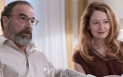 Mandy Patinkin's character Saul Berenson (left) opens  this week's episode of 'Homeland' at a Passover seder. (YouTube screenshot)