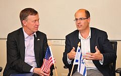 Colorado Governor John Hickenlooper (L) and Avi Hasson, Chief Scientist at the Ministry of  Economy,  sign the new R&D agreement in Jerusalem, October 19, 2015. (Courtesy)