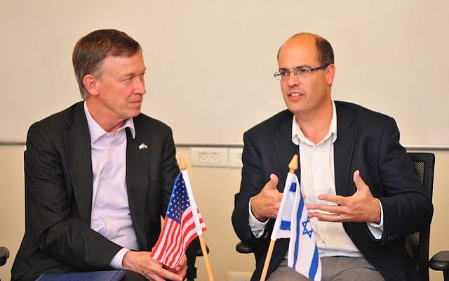Colorado Governor John Hickenlooper (L) and Avi Hasson, Chief Scientist at the Ministry of Economy, sign the new R&D agreement in Jerusalem, October 19, 2015. (Courtesy) Colorado Governor John Hickenlooper (L) and Avi Hasson, Chief Scientist at the Ministry of Economy, sign the new R&D agreement in Jerusalem, October 19, 2015. (Courtesy)