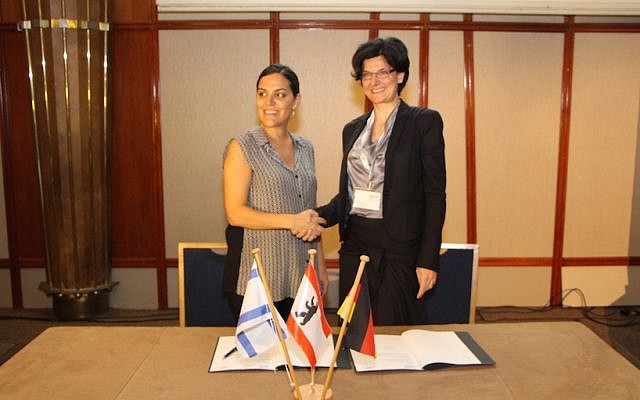 Yael Weinstein, Director of Economic Development at Tel Aviv Global (L) and Andrea Joras sign the start-up cooperation agreement October 11, 2015 (Courtesy) Yael Weinstein, Director of Economic Development at Tel Aviv Global (L) and Andrea Joras sign the start-up cooperation agreement October 11, 2015 (Courtesy)