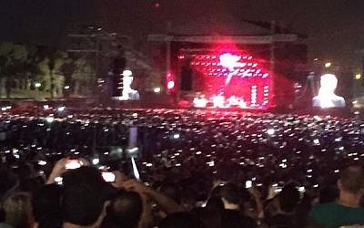 Mobile phones held high, tens of thousands enjoy Bon Jovi in Tel Aviv on October 3 (JH/ToI)