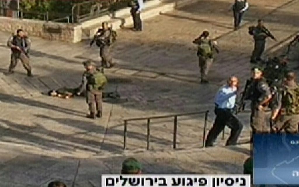 The scene of Wednesday's attempted stabbing outside Jerusalem's Old City in which a Palestinian was shot by Israeli forces (screen capture: Channel 2)