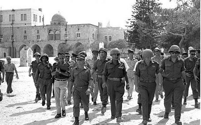 Moshe Dayan at the Temple Mount, June 7, 1967 (Ilan Bruner / GPO)