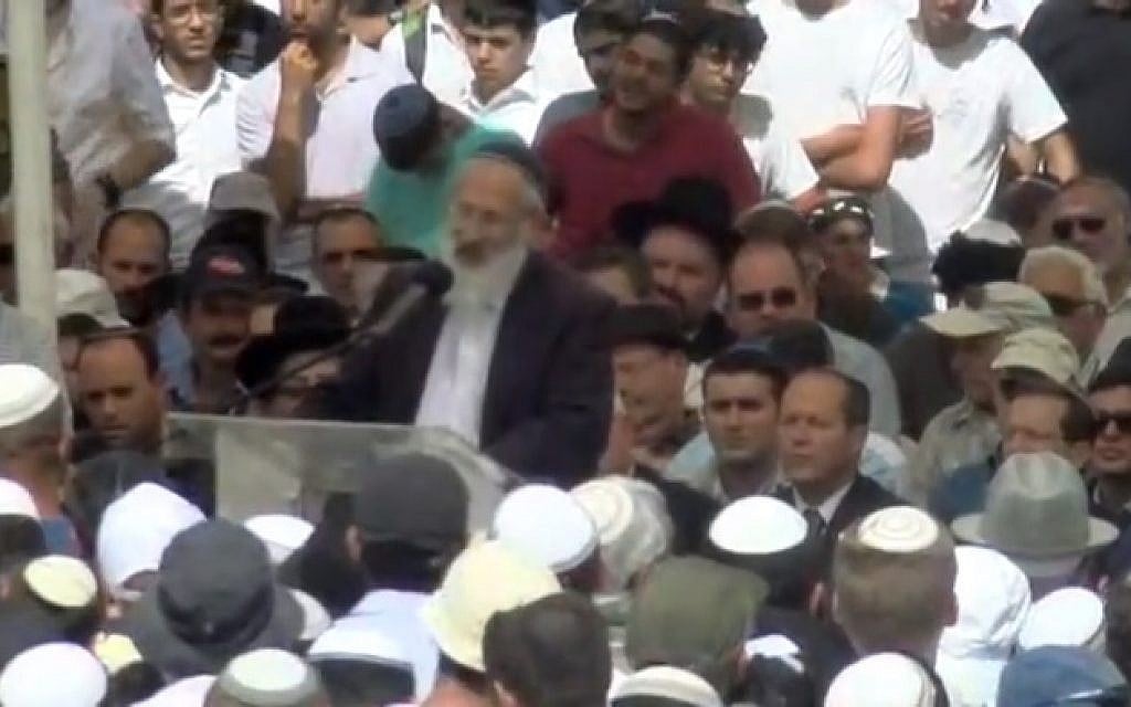 Israelis attend the funeral of Rabbi Nehemia Lavie in Jerusalem on Sunday, October 4, 2015. (Screen capture Walla.co.il)