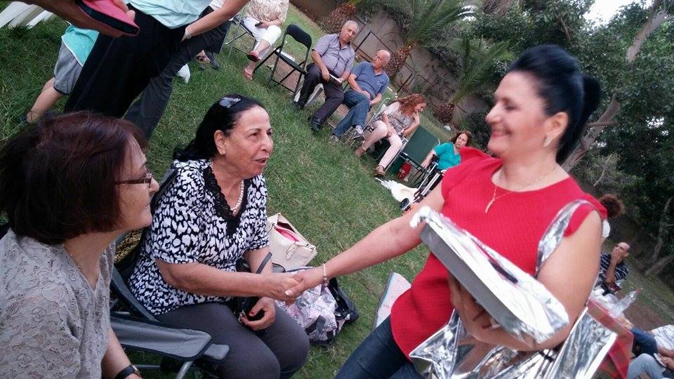 Yasmin Mottahedeh greets old neighbors (Courtesy)