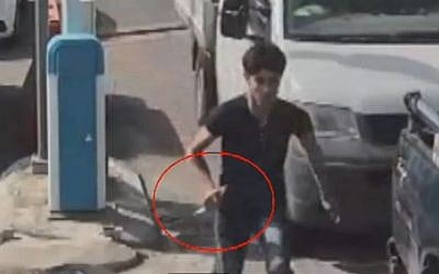 An image from security camera footage showing Muhammad Zakarna, 16, trying to stab Israeli security personnel before being shot and killed at a checkpoint near Jenin on October 24, 2015. (Screen capture: Channel 2)