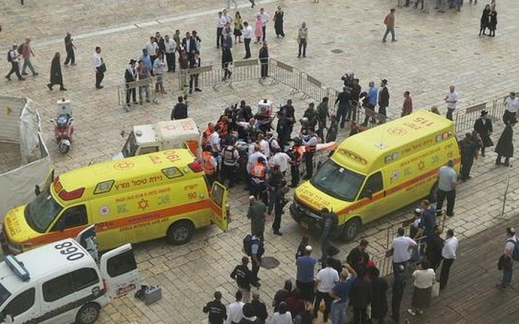 Magen David Adom ambulances and police officers near the scene of a stabbing attack in Jerusalem's Old City on Wednesday, October 7, 2015 (Magen David Adom) Magen David Adom ambulances and police officers near the scene of a stabbing attack in Jerusalem's Old City on Wednesday, October 7, 2015 (Magen David Adom)