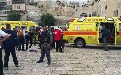 Magen David Adom ambulances and police officers on the scene of a stabbing terror attack in Jerusalem's Old City on Wednesday, October 7, 2015. (Courtesy Magen David Adom)