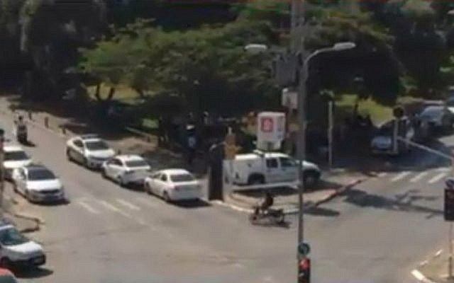 Police vehicles in Givatayim searching for a suspicious vehicle, October 15, 2015. (screen capture/Ynet) Police vehicles in Givatayim searching for a suspicious vehicle, October 15, 2015. (screen capture/Ynet)