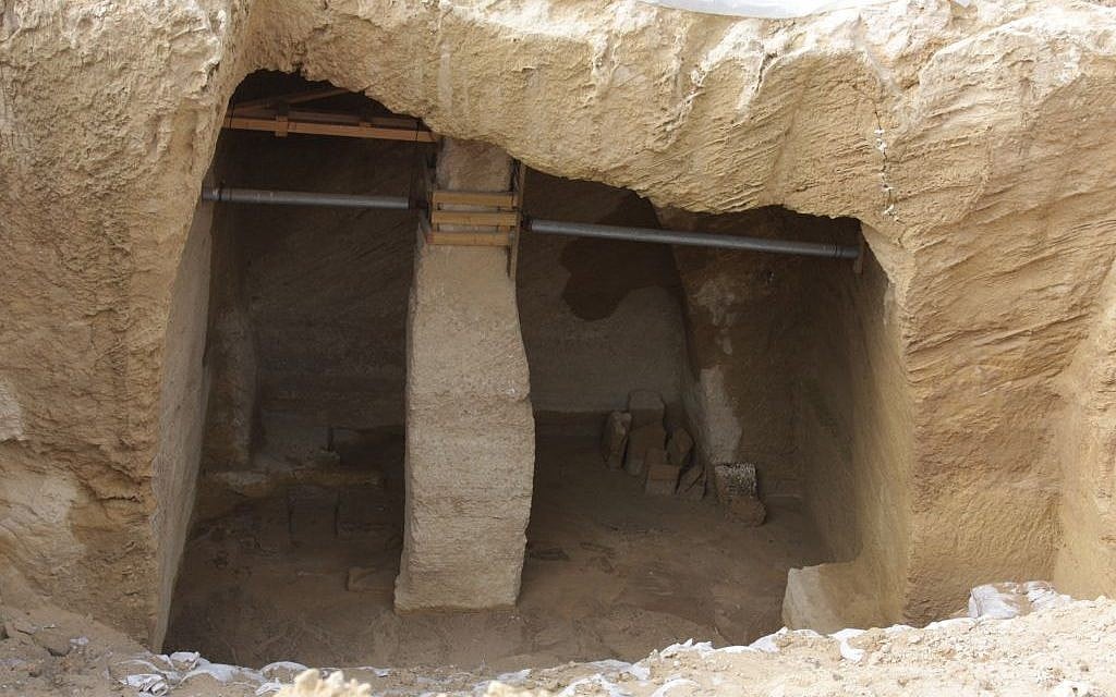 The quarry cave at Palmachim (Shmuel Bar-Am)