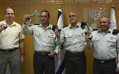 Defense Minister Moshe Ya'alon (left) raises a glass with incoming OC Southern Command Maj. Gen. Eyal Zamir (second left), outgoing OC Southern Command Maj. Gen. Sami Turgeman and IDF Chief of General Staff Lt. Gen. Gadi Eisenkot (right). (IDF Spokesperson's Unit)