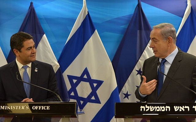 Benjamin Netanyahu, right, and Honduran President Jose Orlando Hernandez at a joint press conference in Jerusalem on October 29, 2015 (Kobi Gideon/GPO) 