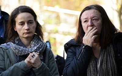 Women react at a make shift memorial site on November 15, 2015, outside of the La Belle Equipe, in the 11th district of Paris, for victims of the November 13 attacks in Paris (AFP PHOTO / BERTRAND GUAY)