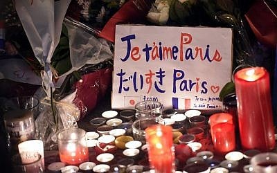 A placard reading 'Paris I love you' is seen among candles at a makeshift memorial in front of the Bataclan theatre, one of the site of the attacks in Paris two days earlier, November 15, 2015 (AFP/FRANCK FIFE)