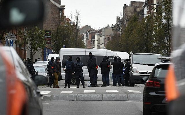 Police officers man a cordon as an operation takes place in the Molenbeek district of Brussels on November 16, 2015. (AFP/JOHN THYS)