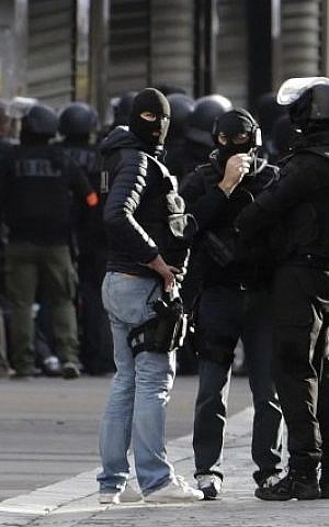 Members of the BRI, a special unit of the French police, are at work in the northern Paris suburb of Saint-Denis city center, on November 18, 2015, as French Police special forces raid an apartment, hunting those behind the attacks that claimed 129 lives in the French capital five days ago. (AFP/ KENZO TRIBOUILLARD)