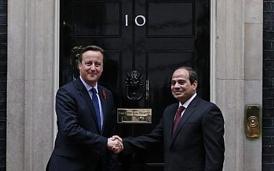 British Prime Minister David Cameron shakes hands with Egyptian President Abdel Fattah al-Sissi as he welcomes him to 10 Downing Street in central London on November 5, 2015. (AFP / ADRIAN DENNIS)