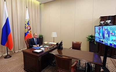 Russian President Vladimir Putin holds a video conference with top military officials on Russia's Air Forces' operation in Syria at the Novo-Ogaryovo residence outside Moscow on November 20, 2015. (AFP/SPUTNIK/MIKHAIL KLIMENTYEV)