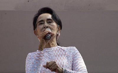 Myanmar opposition leader Aung San Suu Kyi delivers a speech from the balcony of the National League of Democracy headquarters in Yangon on November 9, 2015. (Photo by AFP Photo / Ye Aung Thu) Myanmar opposition leader Aung San Suu Kyi delivers a speech from the balcony of the National League of Democracy headquarters in Yangon on November 9, 2015. (Photo by AFP Photo / Ye Aung Thu)