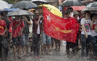 Supporters of Myanmar opposition leader Aung San Suu Kyi brave the rain as they celebrate after hearing the first official results of the elections on November 9, 2015. (AFP PHOTO / Nicolas ASFOURI) Supporters of Myanmar opposition leader Aung San Suu Kyi brave the rain as they celebrate after hearing the first official results of the elections on November 9, 2015. (AFP PHOTO / Nicolas ASFOURI)