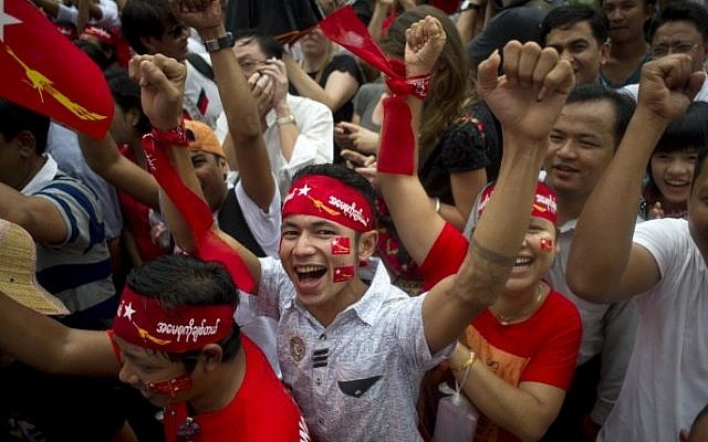 Supporters of Myanmar opposition leader Aung San Suu Kyi's party cheer as they watch the first official results on a giant screen outside the party headquarters in Yangon on November 9, 2015. (AFP PHOTO / Ye Aung THU) Supporters of Myanmar opposition leader Aung San Suu Kyi's party cheer as they watch the first official results on a giant screen outside the party headquarters in Yangon on November 9, 2015. (AFP PHOTO / Ye Aung THU)