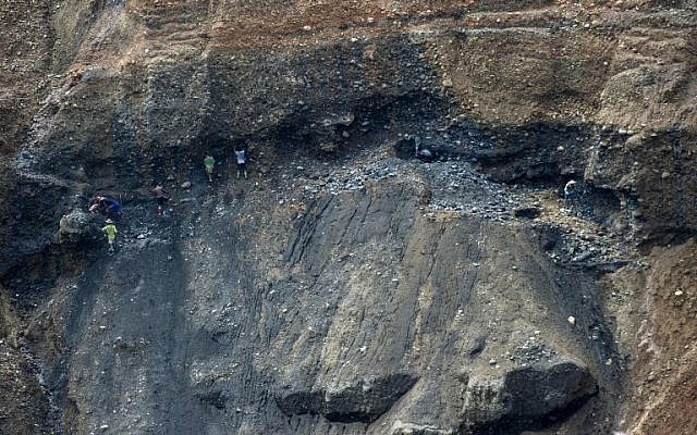 This photo taken on October 4, 2015 shows freelance miners digging for raw jade stones in piles of waste rubble dumped by mechanical diggers, next to a jade mine in Hpakant, Myanmar's Kachin State. Around 90 people were killed in a huge landslide as they picked through mountains of waste rubble in a remote mining area of northern Myanmar searching for precious jade, officials reported on November 22, 2015. (AFP PHOTO/Ye Aung THU) This photo taken on October 4, 2015 shows freelance miners digging for raw jade stones in piles of waste rubble dumped by mechanical diggers, next to a jade mine in Hpakant, Myanmar's Kachin State. Around 90 people were killed in a huge landslide as they picked through mountains of waste rubble in a remote mining area of northern Myanmar searching for precious jade, officials reported on November 22, 2015. (AFP PHOTO/Ye Aung THU)