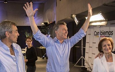 Argentinian presidential candidate Mauricio Macri (center) celebrates after getting the first results of the presidential run-off election in in Buenos Aires on November 22, 2015 (AFP PHOTO/ Cambiemos - Juan Marcelo Baiardi)