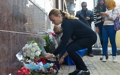 People place flowers in front of the Russian ambassy in Cairo to pay respect to the victims of a Russian airliner that crashed in Egypt's Sinai Peninsula, on Novemver 1, 2015. (AFP PHOTO / STR)