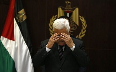Palestinian president Mahmud Abbas prays before a meeting with the Palestine Liberation Organisations (PLO) executive committee at his office in the West Bank city of Ramallah on November 4, 2015. (AFP/Abbas Momani)