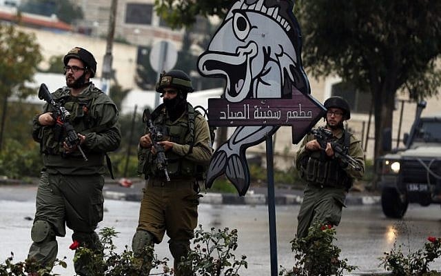 Israeli soldiers in Hebron, November 6, 2015. (AFP Photo/Ahmad Gharabli)