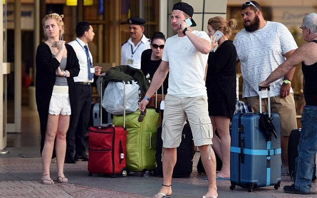 British tourists arrive at the airport in Egypt's Red Sea resort of Sharm el-Sheikh on November 6, 2015. (Mohamed el-Shahed/AFP) British tourists arrive at the airport in Egypt's Red Sea resort of Sharm el-Sheikh on November 6, 2015. (Mohamed el-Shahed/AFP)