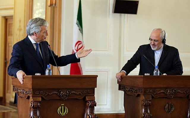 Iranian Foreign Minister Mohammad Javad Zarif (R) and his Belgian counterpart Didier Reynders hold a press conference after meeting in Tehran on November 9, 2015. (AFP PHOTO / ATTA KENARE)