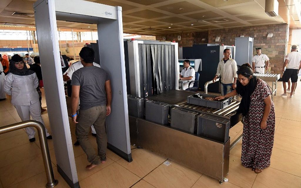 Tourists arrive at the airport in Egypt's Red Sea resort of Sharm El-Sheikh on November 9, 2015. (AFP/MOHAMED EL-SHAHED)