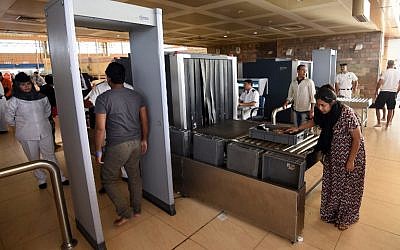 Tourists arrive at the airport in Egypt's Red Sea resort of Sharm El-Sheikh on November 9, 2015. (AFP/MOHAMED EL-SHAHED)