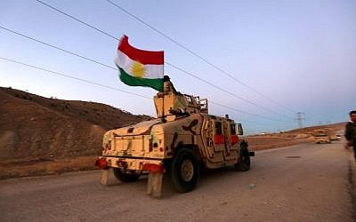 Iraqi Kurdish forces take part in an operation backed by US-led strikes in the northern Iraqi town of Sinjar on November 12, 2015, to retake the town from the Islamic State group and cut a key supply line to Syria. (AFP PHOTO / SAFIN HAMED)