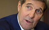 US Secretary of State John Kerry speaks with members of the traveling press during his stop in Abu Dhabi on November 23, 2015. (AFP/ POOL / JACQUELYN MARTIN)