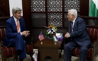 US Secretary of State John Kerry (L) meets with Palestinian president Mahmoud Abbas upon his arrival to the West Bank city of Ramallah on November 24, 2015.  (AFP PHOTO/POOL/JACQUELYN MARTIN)