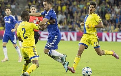 Chelsea's Belgian midfielder Eden Hazard (C) is tackled by Maccabi Tel Aviv defender Eliazer Dasa (L) as his teammate Dor Peretz (R) watches on during the UEFA Champions League, group G, football match between Maccabi Tel Aviv and Chelsea FC at the Sammy Ofer Stadium in Haifa, on November 24, 2015. (AFP PHOTO/JACK GUEZ)