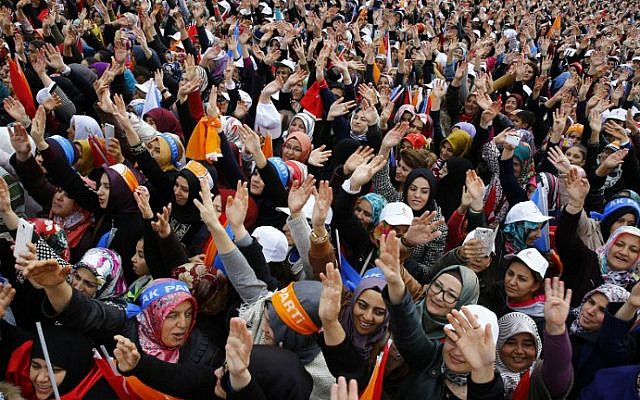 Supporters wave while waiting for the Turkish prime minister and Justice and Development Party (AKP) leader Ahmet Davutoglu during an election campaign rally in Ankara on October 31, 2015. (AFP Photo/Adem Altan) Supporters wave while waiting for the Turkish prime minister and Justice and Development Party (AKP) leader Ahmet Davutoglu during an election campaign rally in Ankara on October 31, 2015. (AFP Photo/Adem Altan)