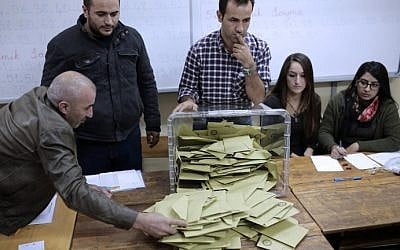 Electoral officials count ballots during a count of votes for Turkish legislative elections at a polling station in Istanbul on November 1, 2015. (AFP PHOTO / YASIN AKGUL)